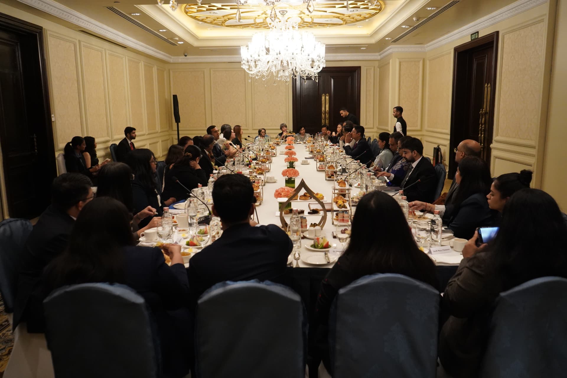 Wide view of the SIAC–ConstructHER breakfast roundtable in session